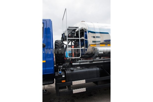 Лестница для подъема на площадку обслуживания горловины