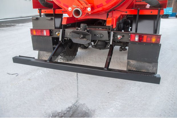 Заднее защитное устройство