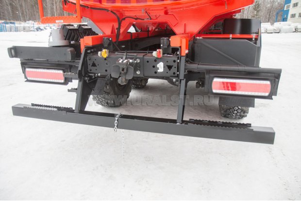 Заднее защитное устройство