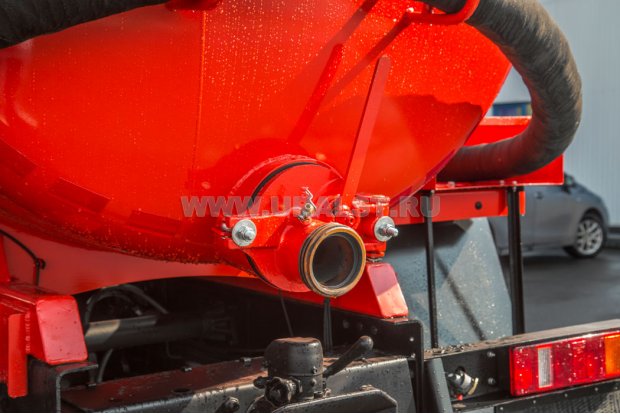 Заборный/сливной узел емкости