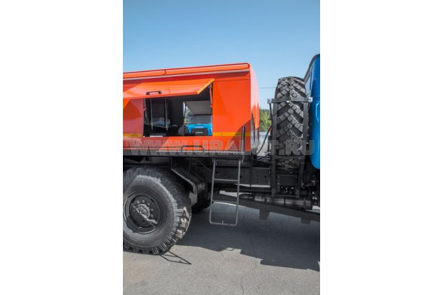 Лестница к силовому агрегату шнекоротора