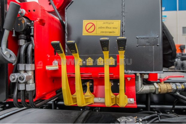 Рычаги управления опорами КМУ