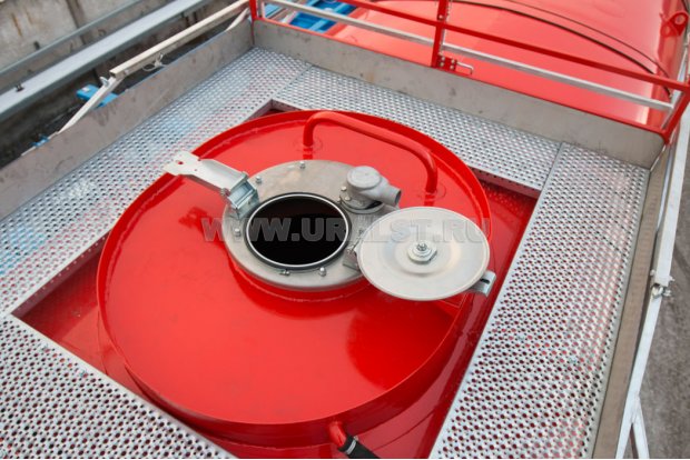 Заливная горловина цистерны