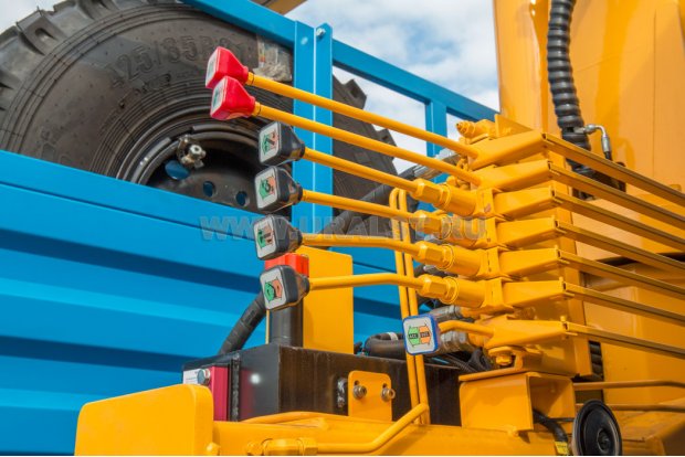 Рычаги управления КМУ и выдвижными опорами