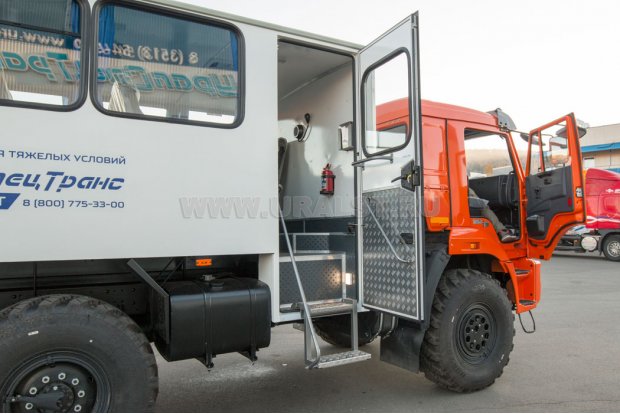 Входная группа вахтового автобуса