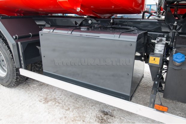 Боковая защита и топливный бак