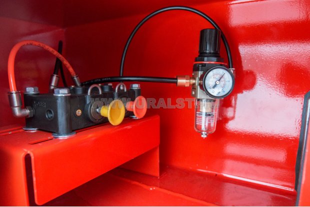 Блок пневмоуправления донными клапанами и манометр