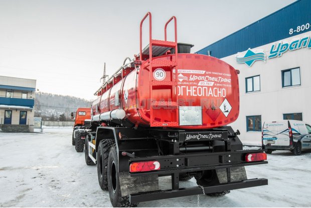 Лестница для подъема на площадку обслуживания цистерны