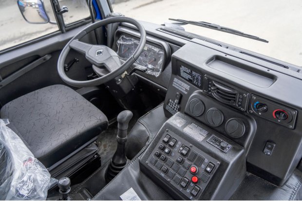 Приборная панель в кабине водителя