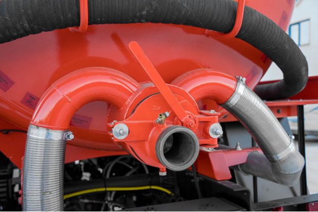 Заборный/сливной узел емкости