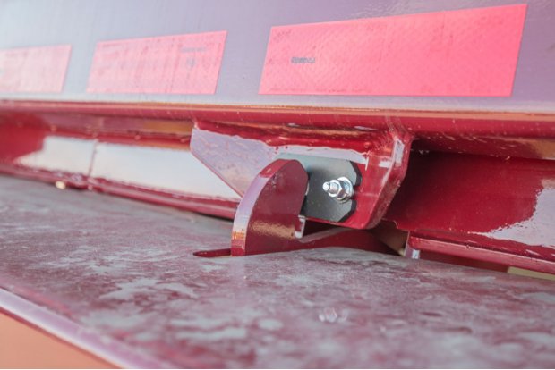 Запорный механизм заднего борта