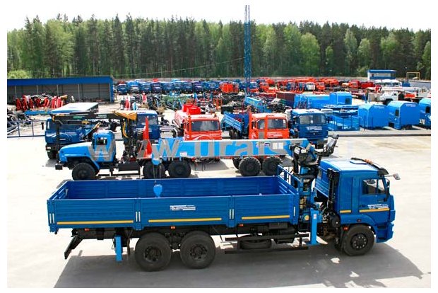 Бортовой автомобиль Камаз с краном-манипулятором