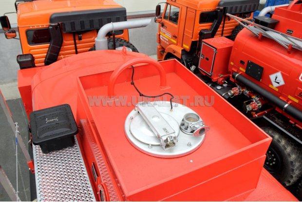 Заливная горловина цистерны