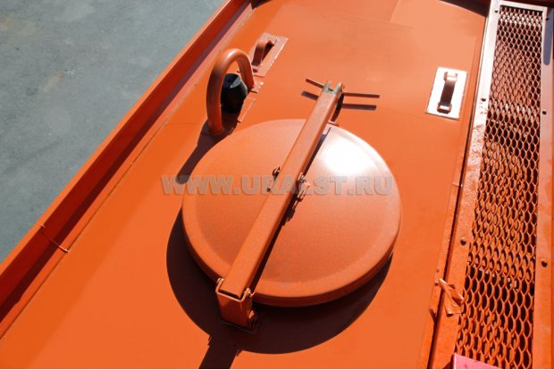 Заливная горловина цистерны