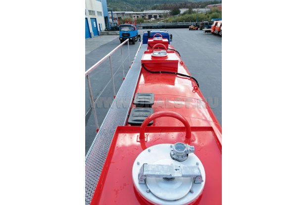 Заливные горловины цистерны