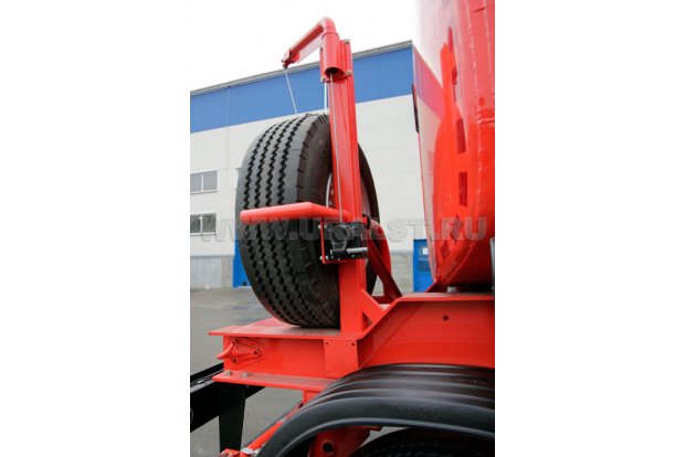 Крепление запасного колеса