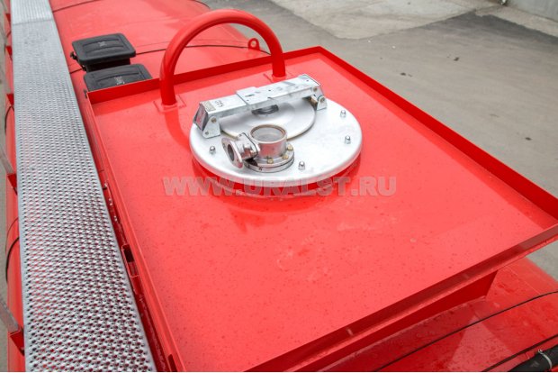 Заливная горловина цистерны