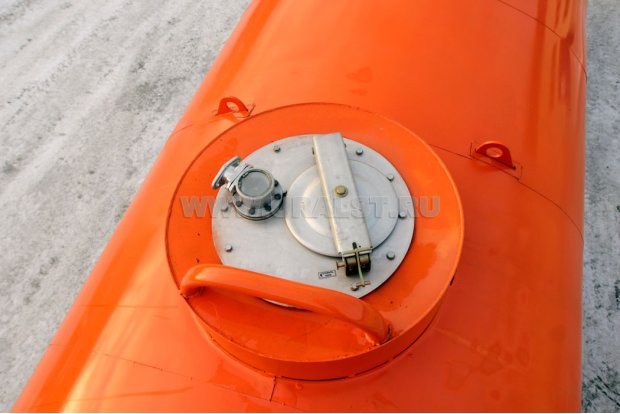 Заливная горловина цистерны