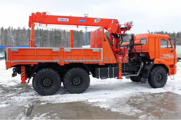 Бортовой автомобиль с откидным лесовозным коником