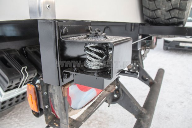 Заднее защитное устройство