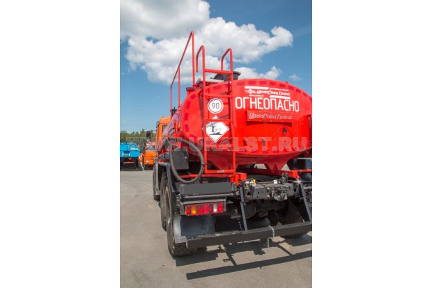 Лестница на площадку обслуживания