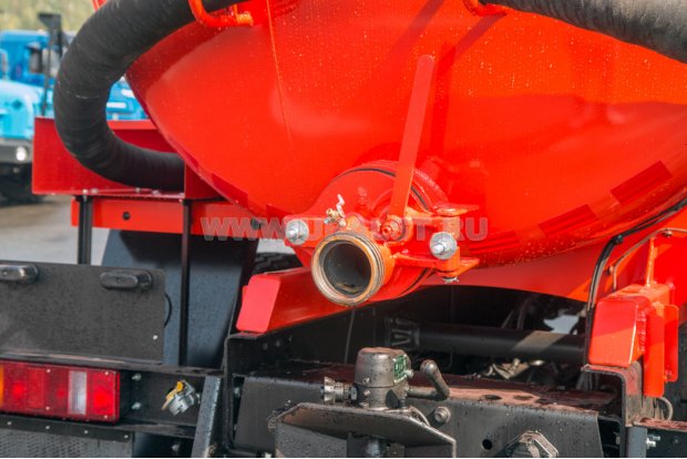 Заборный/сливной узел емкости