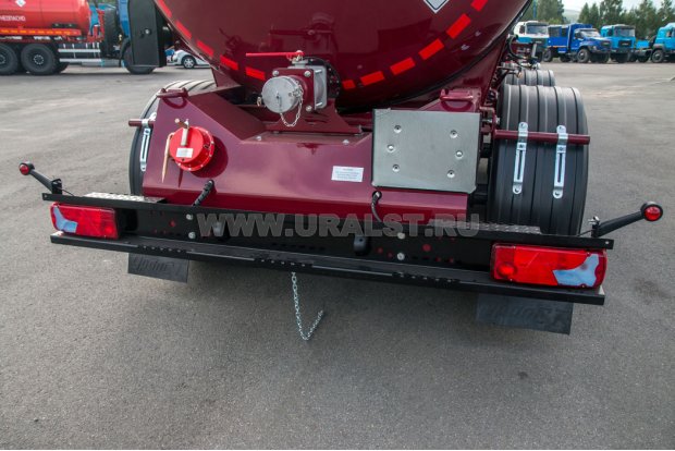 Заднее защитное устройство