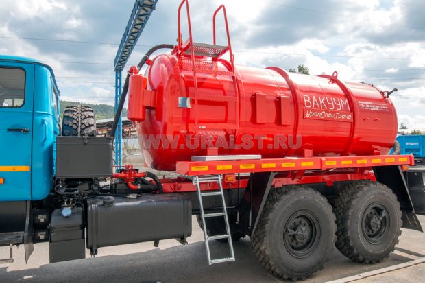 Лестница на площадку обслуживания люка цистерны