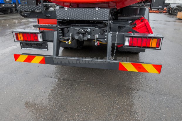 Заднее защитное устройство