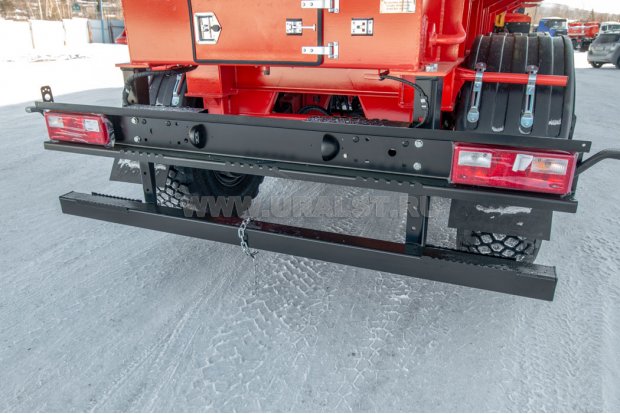 Заднее защитное устройство