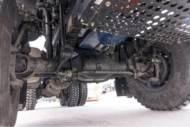 Передний ведущий мост со стабилизатором поперечной устойчивости