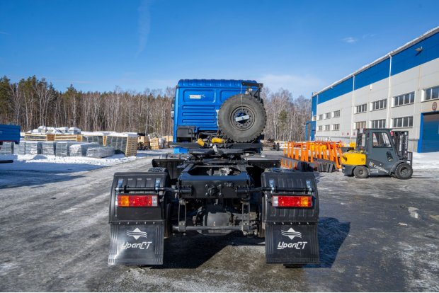 Седельный тягач УСТ 5453 SHACMAN SX32586V385 (6х6), шины 14R20