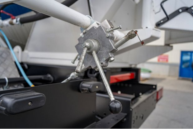 Рычаги управления смесительного барабана