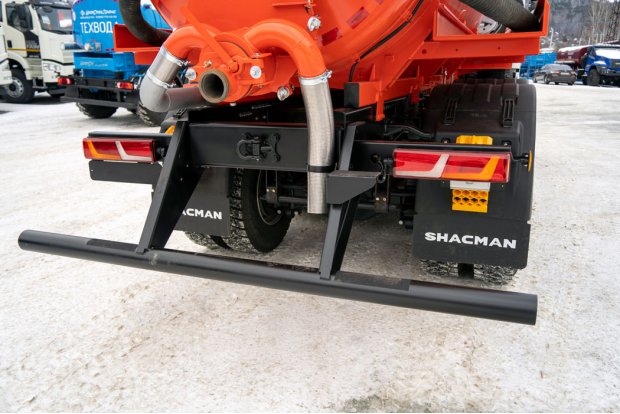 Заднее защитное устройство