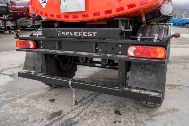 Заднее защитное устройство