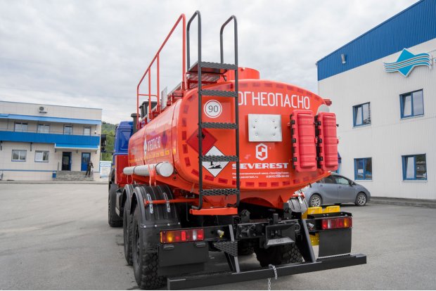 Лестница для подъема на площадку обслуживания