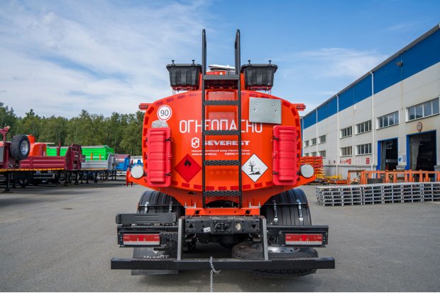 Лестница для подъема на площадку обслуживания цистерны