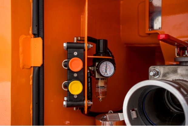 Блок пневмоуправления донными клапанами и манометр