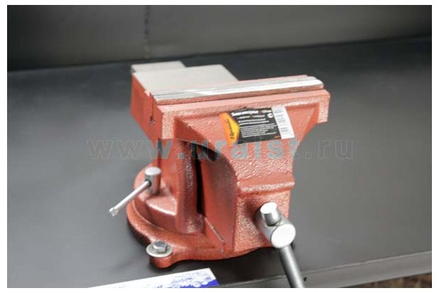 Авторемонтная мастерская. Тиски слесарные