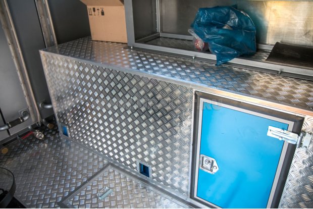 Ниша для размещения маслораздаточного оборудования с внутренней стороны отсека