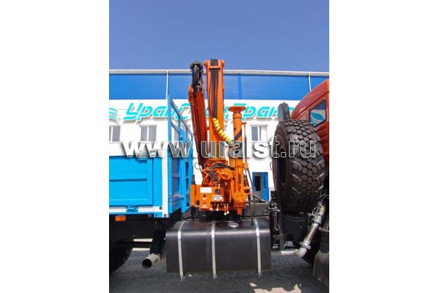 Бортовой автомобиль КамАЗ с КМУ-90