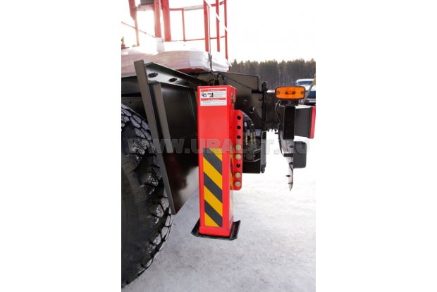 Задние опоры крана-манипулятора SAMYANG НТS 2076 с буровой установкой