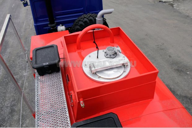 Заливные горловины цистерны