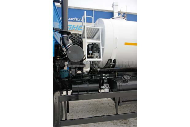 Лестница для подъема на площадку обслуживания заливной горловины