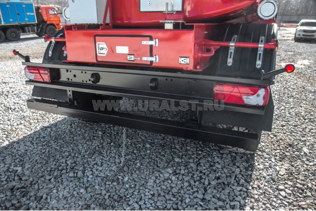 Заднее защитное устройство