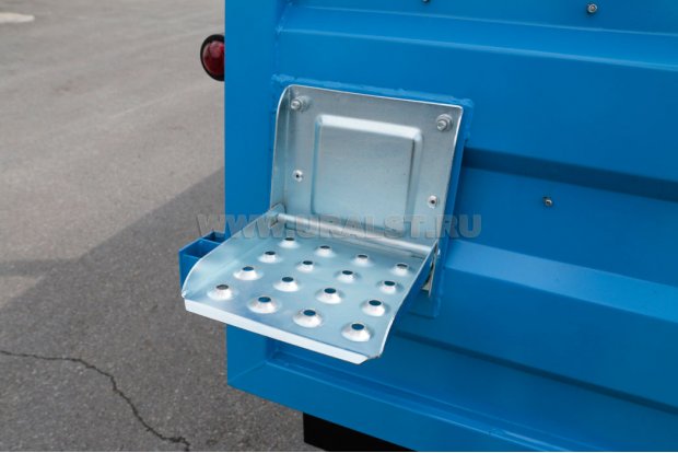 Ступенька для подъема на бортовую платформу