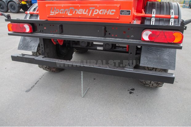 Заднее защитное устройство