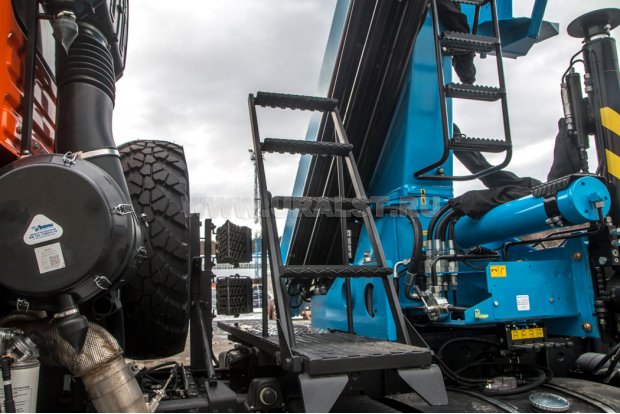 Лестница к колонне КМУ