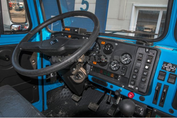 Приборная панель в кабине водиетеля