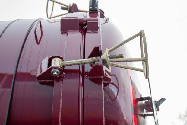 Запор открывающегося днища